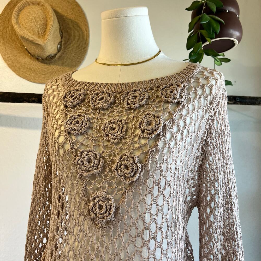 Beige Loose Woven Knit Pullover Floral Rose Detail Long Sleeve Top Size Small